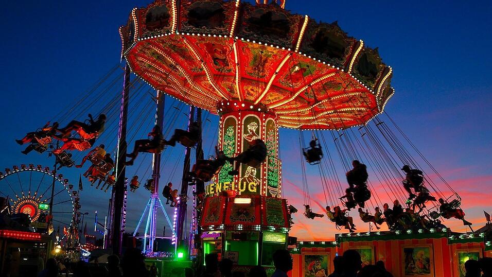 Auch eine Fahrt im Kettenkarussell gibt uns den nötigen Weitblick, um in unserem Blog über das Gäubodenvolksfest zu schwärmen, zu schimpfen und zu scherzen. Auch eine Fahrt im Kettenkarussell gibt uns den nötigen Weitblick, um in unserem Blog über das Gäubodenvolksfest zu schwärmen, zu schimpfen und zu scherzen.