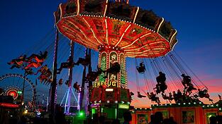 Auch eine Fahrt im Kettenkarussell gibt uns den nötigen Weitblick, um in unserem Blog über das Gäubodenvolksfest zu schwärmen, zu schimpfen und zu scherzen. Auch eine Fahrt im Kettenkarussell gibt uns den nötigen Weitblick, um in unserem Blog über das Gäubodenvolksfest zu schwärmen, zu schimpfen und zu scherzen.