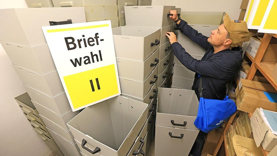 Urnen zuhauf: In ihnen werden die Briefwahlstimmen gesammelt. Urnen zuhauf: In ihnen werden die Briefwahlstimmen gesammelt.