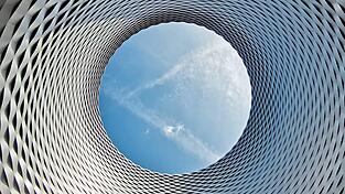 Durch die Licht&ouml;ffnung &uuml;berm Basler Messeplatz strahlt der Himmel. Alles paletti, oder?