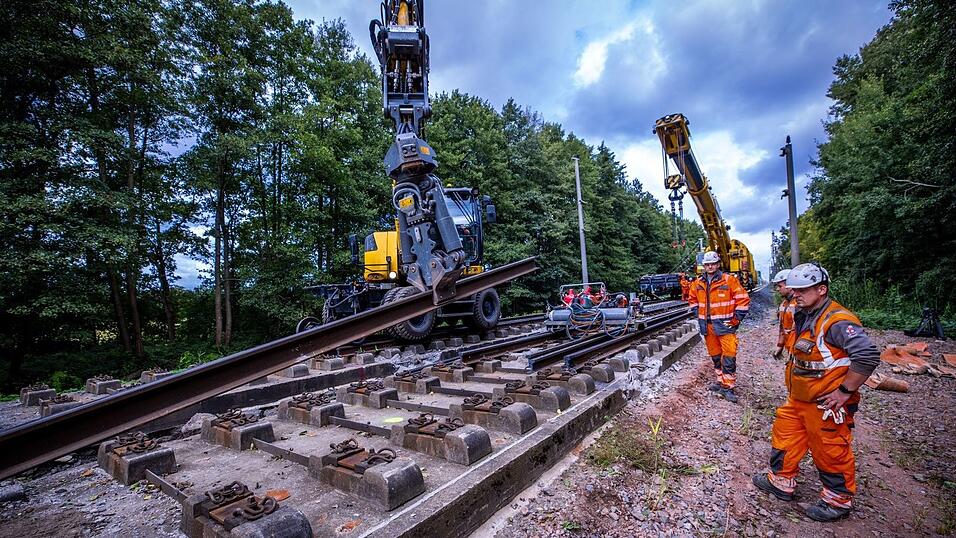 Mit der Generalsanierung wichtiger Bahnstrecken sollte sich die Pünkltichkeit auf der Schiene nach und nach verbessern. (Archivbild)