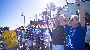 Demonstranten versammeln sich in Gulfport, Florida, zu einem 'No-Kings-Day'-Protest gegen den US-Präsidenten Trump.