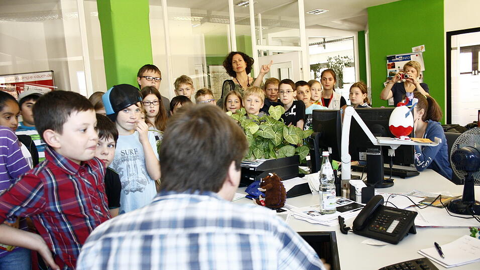 In der Internetredaktion 'idowa.de' gab Volontär Patrick Beckerle den Schülern einen Einblick in die Arbeitsweise einer Redaktion. (Foto: Pfeffer) In der Internetredaktion 'idowa.de' gab Volontär Patrick Beckerle den Schülern einen Einblick in die Arbeitsweise einer Redaktion. (Foto: Pfeffer)