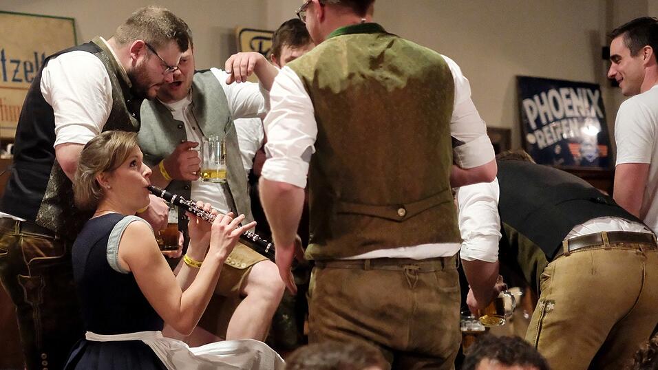 Partykl&auml;nge und z&uuml;nftige Kapellen, f&uuml;r jeden Nachtschw&auml;rmer in Tracht war etwas dabei.