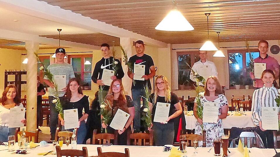 Die geehrten Absolventen mit Bürgermeister Alois Hamperl, Gemeinderat Otto Jäger und Brennbergs 3. Bürgermeisterin Olga Wanninger. Die geehrten Absolventen mit Bürgermeister Alois Hamperl, Gemeinderat Otto Jäger und Brennbergs 3. Bürgermeisterin Olga Wanninger.