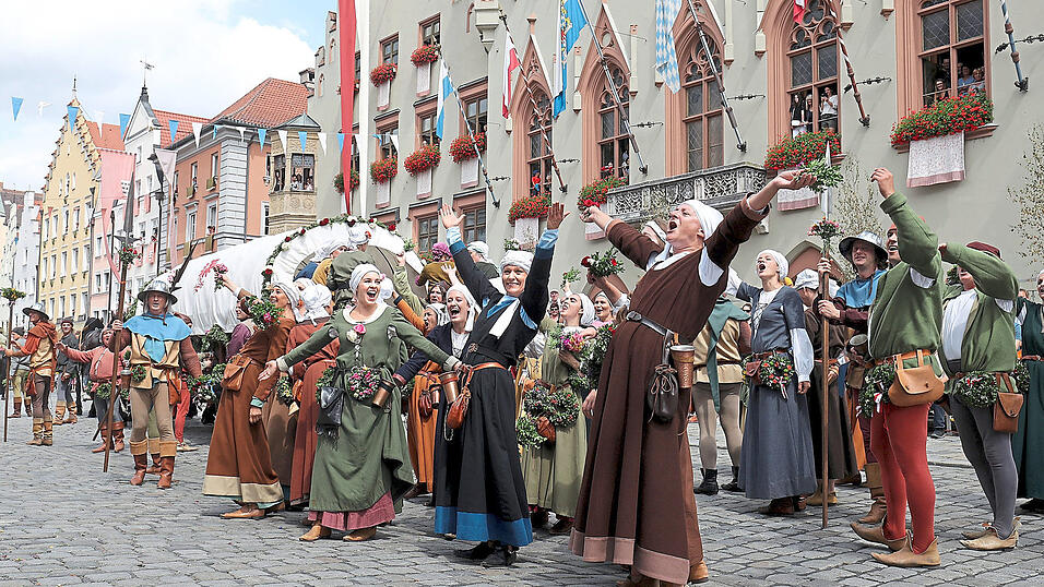 Ab dem 30. Juni heißt es in Landshut wieder 'Hallooooo!' - die Landshuter Hochzeit beginnt. Auch Rettungsdienste und Krankenhäuser haben sich darauf intensiv vorbereitet. Ab dem 30. Juni heißt es in Landshut wieder 'Hallooooo!' - die Landshuter Hochzeit beginnt. Auch Rettungsdienste und Krankenhäuser haben sich darauf intensiv vorbereitet.