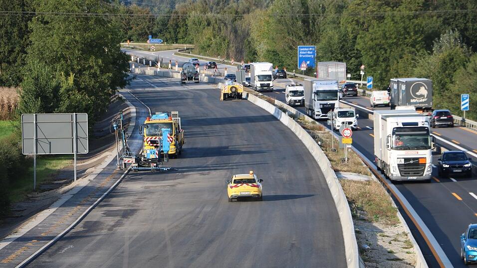 Der Autobahnverkehr zwischen Moosburg-Nord und Landshut-West rollt mittlerweile wieder vierspurig &uuml;ber die Fahrbahn in Richtung Deggendorf, w&auml;hrend auf der Fahrbahn Richtung M&uuml;nchen letzte Arbeiten erledigt werden.