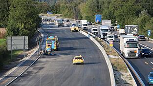Der Autobahnverkehr zwischen Moosburg-Nord und Landshut-West rollt mittlerweile wieder vierspurig &uuml;ber die Fahrbahn in Richtung Deggendorf, w&auml;hrend auf der Fahrbahn Richtung M&uuml;nchen letzte Arbeiten erledigt werden.