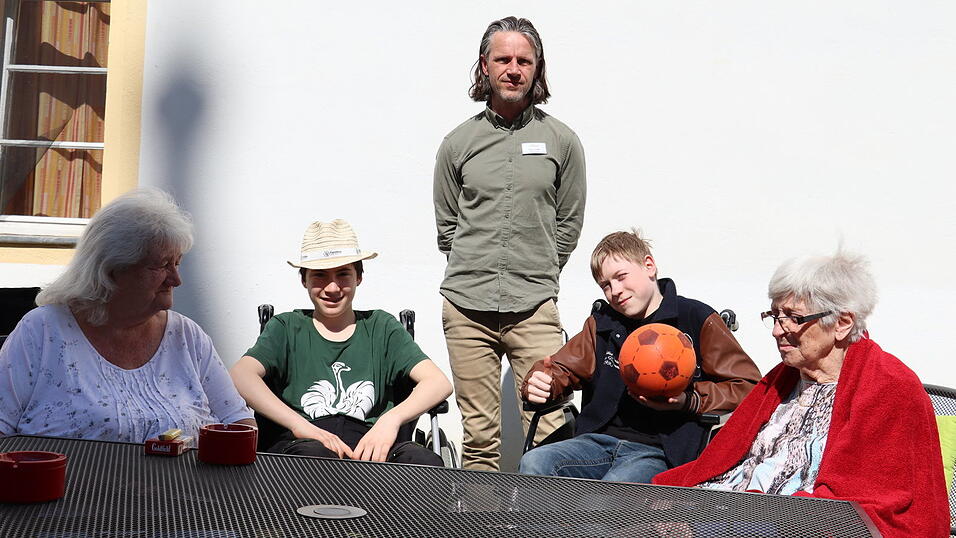 Heimleiter Ronny Linder (Mitte) organisierte für die Schüler Alexander Gröschl und Sebastian Wiesbeck (von links) einen Schnuppertag in der Pflegeeinrichtung Pro Seniore. Heimleiter Ronny Linder (Mitte) organisierte für die Schüler Alexander Gröschl und Sebastian Wiesbeck (von links) einen Schnuppertag in der Pflegeeinrichtung Pro Seniore.