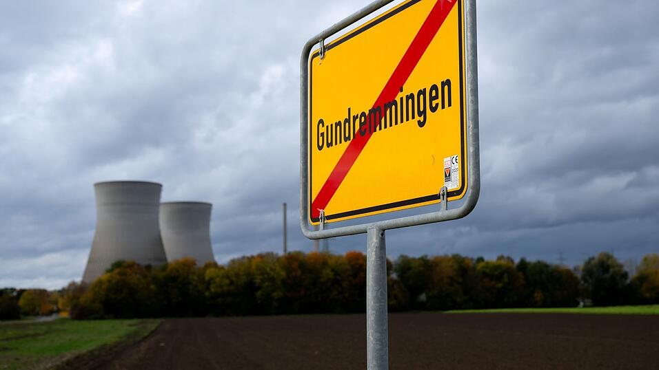 Die beiden Kühltürme des früheren Kernkraftwerks Gundremmingen sollen am Samstag genau um 12.00 Uhr gesprengt werden. (Archivbild) Die beiden Kühltürme des früheren Kernkraftwerks Gundremmingen sollen am Samstag genau um 12.00 Uhr gesprengt werden. (Archivbild)