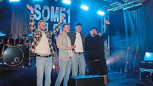 Mit den Klängen von „Iris“ verabschiedete sich die Band. Mit den Klängen von „Iris“ verabschiedete sich die Band.