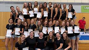 Die zwei Landauer Mannschaften freuen sich mit ihren Trainerinnen über ihre Meistertitel. Die zwei Landauer Mannschaften freuen sich mit ihren Trainerinnen über ihre Meistertitel.
