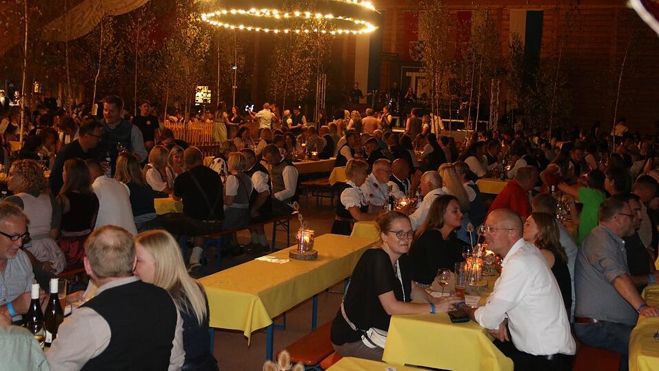 Beim Wein- und Bierfest konnte sich der Skiclub wieder über guten Besuch freuen. Beim Wein- und Bierfest konnte sich der Skiclub wieder über guten Besuch freuen.