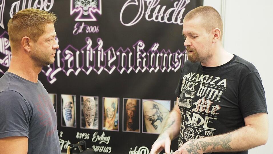 Rund 40 Aussteller und etwa 90 Tattoo-Künstler sind auf der Tattoo Convention in Straubing vertreten. Rund 40 Aussteller und etwa 90 Tattoo-Künstler sind auf der Tattoo Convention in Straubing vertreten.