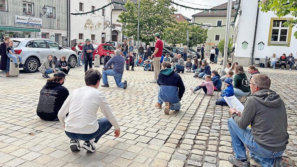 Über 40 Spieler sind Jahr für Jahr am Pfingstlspiel der FSG beteiligt. Fast die Hälfte davon sind Kinder und Jugendliche, die die Tradition am Leben halten. Über 40 Spieler sind Jahr für Jahr am Pfingstlspiel der FSG beteiligt. Fast die Hälfte davon sind Kinder und Jugendliche, die die Tradition am Leben halten.