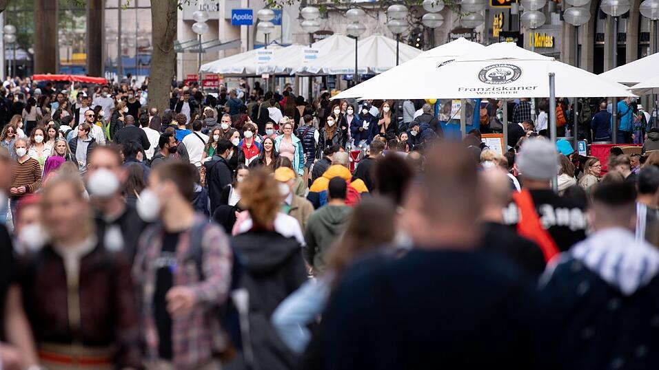 Die Fußgängerzonen, wie hier in München, sind voll - aber ausgegeben wird weniger.