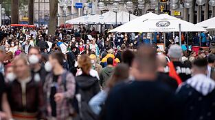 Die Fußgängerzonen, wie hier in München, sind voll - aber ausgegeben wird weniger.