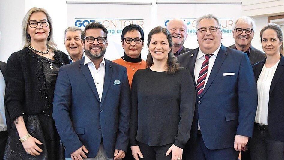 Sie trafen sich zur Fachtagung der niederbayerischen Zahnärzte in Straubing: PD Dr. Jonas Lorenz, Dr. Sandra Pulvermüller, Dr. Werner Heinrich, Dr. Alexander Hartmann, Dr. Brunhilde Drew, Dr. Melissa Anwander, MSc. MSc. Roman Bernreiter, Dr. Dr. Frank Wohl, Dr. Christoph Höglmüller, Dr. Marion Teichmann, Oberbürgermeister Markus Pannermayr und Dr. Rüdiger Schott. Sie trafen sich zur Fachtagung der niederbayerischen Zahnärzte in Straubing: PD Dr. Jonas Lorenz, Dr. Sandra Pulvermüller, Dr. Werner Heinrich, Dr. Alexander Hartmann, Dr. Brunhilde Drew, Dr. Melissa Anwander, MSc. MSc. Roman Bernreiter, Dr. Dr. Frank Wohl, Dr. Christoph Höglmüller, Dr. Marion Teichmann, Oberbürgermeister Markus Pannermayr und Dr. Rüdiger Schott.