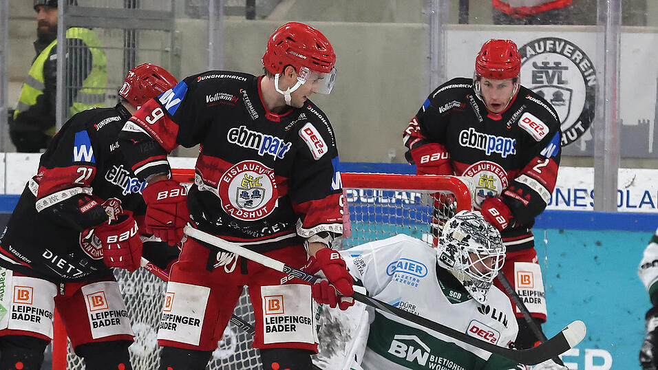 Es reichte nicht: Der EV Landshut um David Stieler, Tobias Lindberg und Trevor Gooch (schwarzes Trikot, v.l.) war den Bietigheim Steelers am Dienstagabend in fast allen Belangen unterlegen.