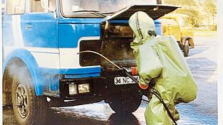 Ein Further Feuerwehrmann w&auml;scht im Fr&uuml;hjahr 1986 am Grenz&uuml;bergang einen Lkw aus Osteuropa.