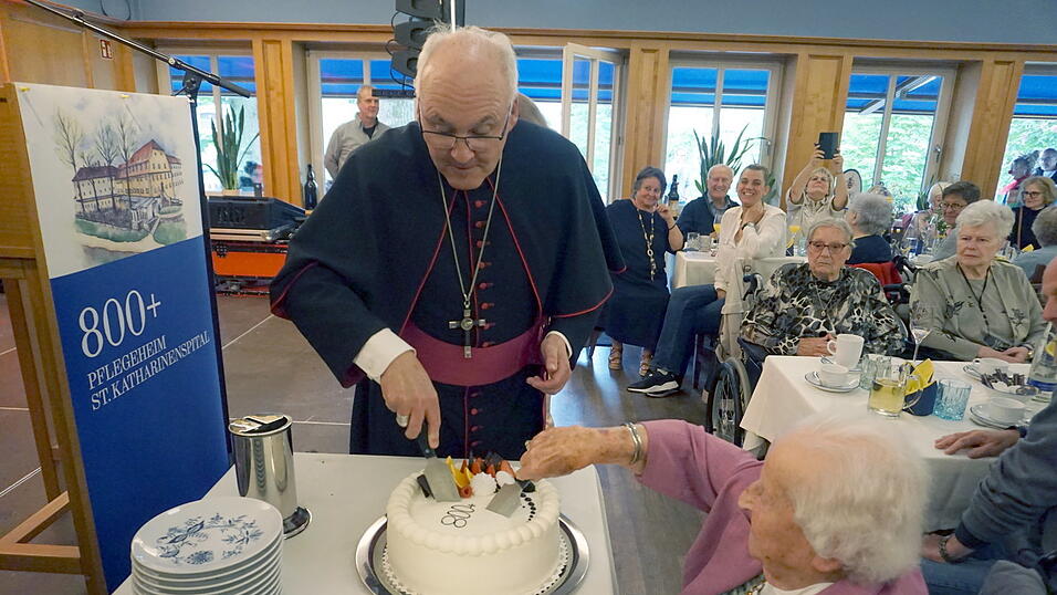 Bischof Rudolf Voderholzer und Elfriede Sedlaty schnitten gemeinsam die Torte an.
