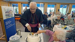 Bischof Rudolf Voderholzer und Elfriede Sedlaty schnitten gemeinsam die Torte an. Bischof Rudolf Voderholzer und Elfriede Sedlaty schnitten gemeinsam die Torte an.