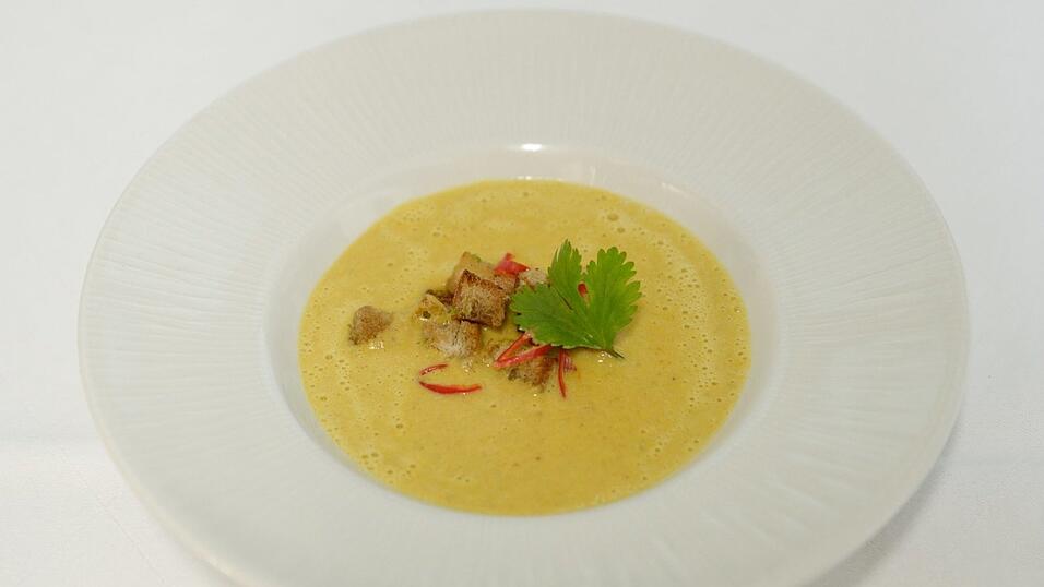 Enis Topalovic, Küchenchef Vom Wirtshaus 'Zum Geiss', empfiehlt als Vorspeise eine Mango-, Möhren-, Kokossuppe mit Zimtcroutons und Koriander. Enis Topalovic, Küchenchef Vom Wirtshaus 'Zum Geiss', empfiehlt als Vorspeise eine Mango-, Möhren-, Kokossuppe mit Zimtcroutons und Koriander.