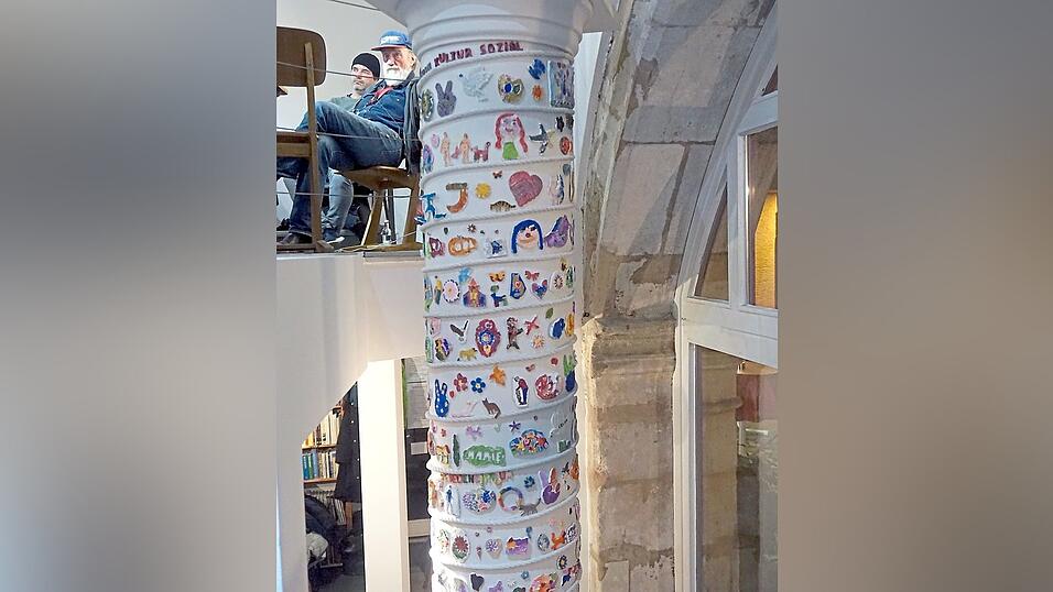 Die Friedenssäule ist vier Meter hoch. Die Friedenssäule ist vier Meter hoch.