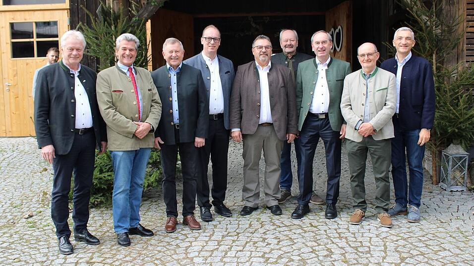Ehrengäste am Eingang: MdB Alois Rainer (v.l.), Bezirksvorsitzender Axel Kuttner, Bezirksrat a. D. und Kreisrat Heinrich Schmidt, MdL Martin Behringer, Kreisvorsitzender Werner Troiber, Hegeringleiter Max Trum, stellvertretender Ministerpräsident Hubert Aiwanger, Jagdberater Herbert Wastl und Landrat Ronny Raith