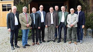 Ehrengäste am Eingang: MdB Alois Rainer (v.l.), Bezirksvorsitzender Axel Kuttner, Bezirksrat a. D. und Kreisrat Heinrich Schmidt, MdL Martin Behringer, Kreisvorsitzender Werner Troiber, Hegeringleiter Max Trum, stellvertretender Ministerpräsident Hubert Aiwanger, Jagdberater Herbert Wastl und Landrat Ronny Raith
