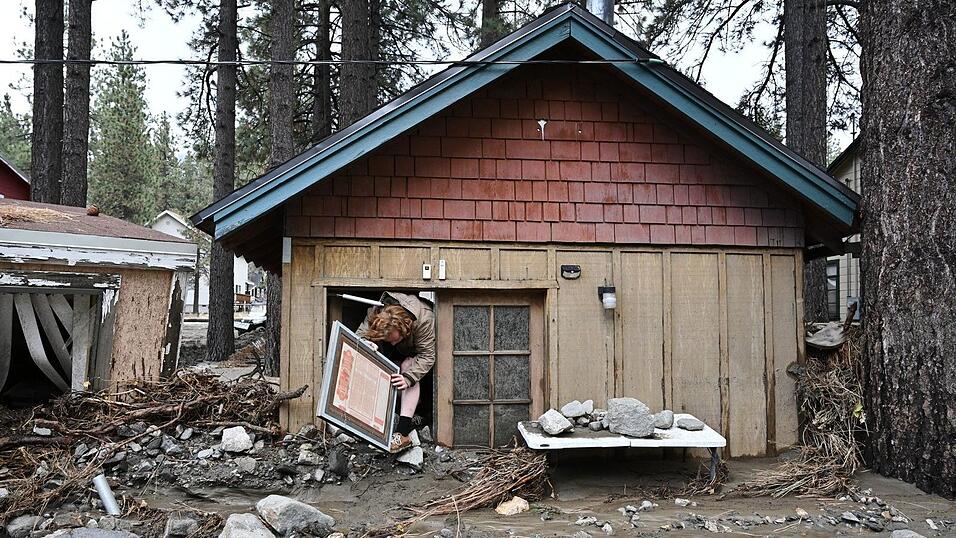 Statt Weihnachten unter dem Tannenbaum zu feiern, wurden Menschen von Erdlawinen, Stromausf&auml;llen oder anderen Folgen des Wintersturms &uuml;berrascht.
