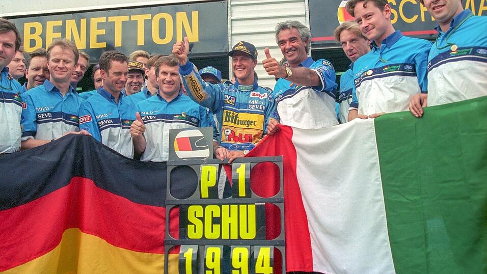 Michael Schumacher (M) jubelt mit seinem Benetton-Team &uuml;ber seinen WM-Titel 1994. (Archivbild)