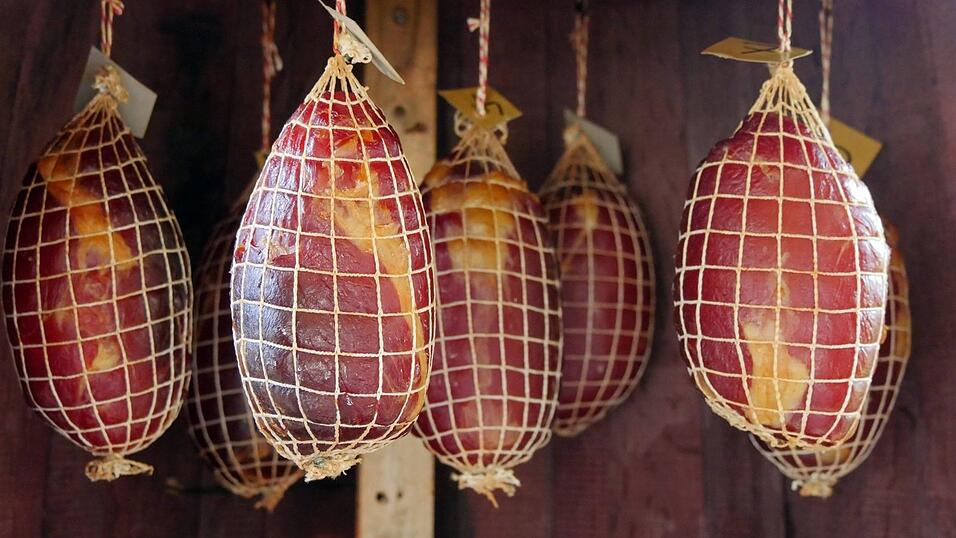 Wie man Fleisch früher in Bayern geräuchert hat, das zeigt Anja Auer, alias 'Die Frau am Grill', in ihrem heutigen Beitrag. (Symbolbild) Wie man Fleisch früher in Bayern geräuchert hat, das zeigt Anja Auer, alias 'Die Frau am Grill', in ihrem heutigen Beitrag. (Symbolbild)