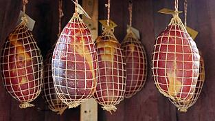 Wie man Fleisch früher in Bayern geräuchert hat, das zeigt Anja Auer, alias 'Die Frau am Grill', in ihrem heutigen Beitrag. (Symbolbild)