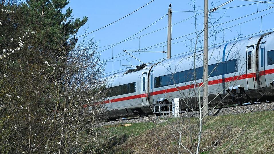 Berichten zufolge sa&szlig;en die Reisenden stundenlang in dem ICE fest.