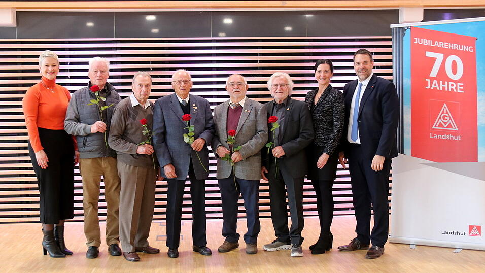 Seit 70 Jahren Mitglied der IG Metall: (1.v.l) Kristin Dittmar (2. Bevollmächtigte) , (3.v.r.) Rold Haucke (ehemaliger Erster Bevollmächtigter IGM Landshut) , (2.v.r.) Tamara Krah (Beisitzerin Ortsvorstand) und (1.v.r.) Benjamin Freund (Erster Bevollmächtigter). Seit 70 Jahren Mitglied der IG Metall: (1.v.l) Kristin Dittmar (2. Bevollmächtigte) , (3.v.r.) Rold Haucke (ehemaliger Erster Bevollmächtigter IGM Landshut) , (2.v.r.) Tamara Krah (Beisitzerin Ortsvorstand) und (1.v.r.) Benjamin Freund (Erster Bevollmächtigter).