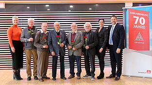 Seit 70 Jahren Mitglied der IG Metall: (1.v.l) Kristin Dittmar (2. Bevollm&auml;chtigte) , (3.v.r.) Rold Haucke (ehemaliger Erster Bevollm&auml;chtigter IGM Landshut) , (2.v.r.) Tamara Krah (Beisitzerin Ortsvorstand) und (1.v.r.) Benjamin Freund (Erster Bevollm&auml;chtigter).