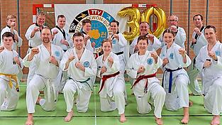 Die Trainingsgruppe der Erwachsenen zeigt sich motiviert. Die Trainingsgruppe der Erwachsenen zeigt sich motiviert.