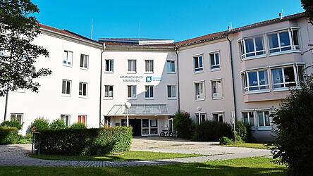 Viel Schatten und viele Fragen: Die neue Krankenhaus-Form soll f&uuml;r die Ilmtalklinik Mainburg eine wohnortnahe und bedarfsgerechte medizinische Versorgung f&uuml;r die Menschen sicherstellen, sagt Landrat Martin Neumeyer.