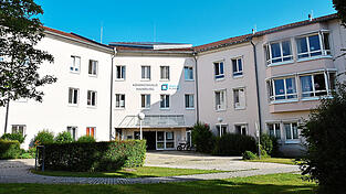 Viel Schatten und viele Fragen: Die neue Krankenhaus-Form soll f&uuml;r die Ilmtalklinik Mainburg eine wohnortnahe und bedarfsgerechte medizinische Versorgung f&uuml;r die Menschen sicherstellen, sagt Landrat Martin Neumeyer.