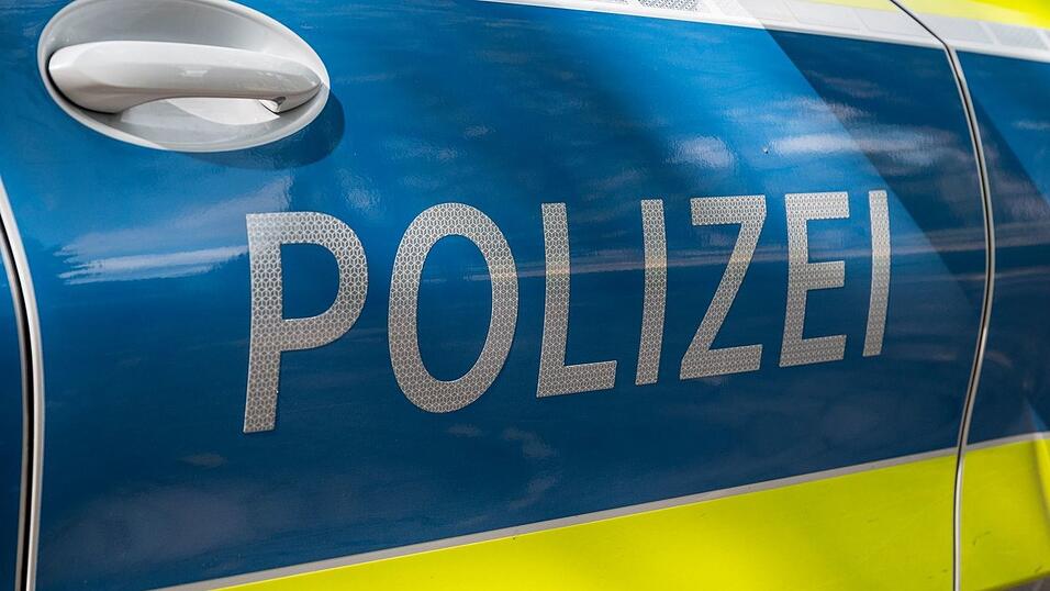 Die beiden Autos fuhren frontal ineinander (Symbolbild).