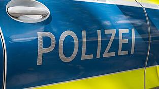 Die beiden Autos fuhren frontal ineinander (Symbolbild). Die beiden Autos fuhren frontal ineinander (Symbolbild).