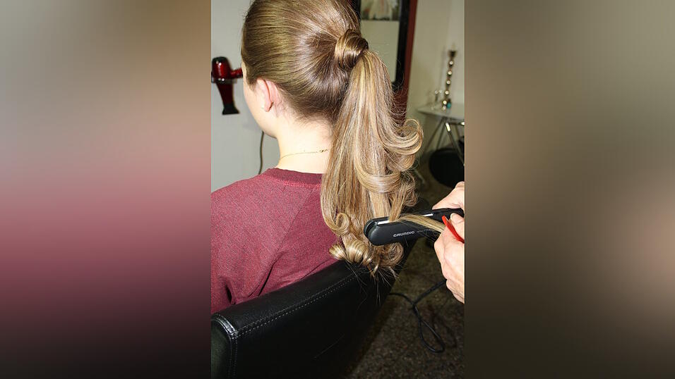 Schritt 4: Mit einem Glätteisen langsam Locken in den Pferdeschwanz drehen. Mit Haarwachs die Locken festigen. Schritt 4: Mit einem Glätteisen langsam Locken in den Pferdeschwanz drehen. Mit Haarwachs die Locken festigen.