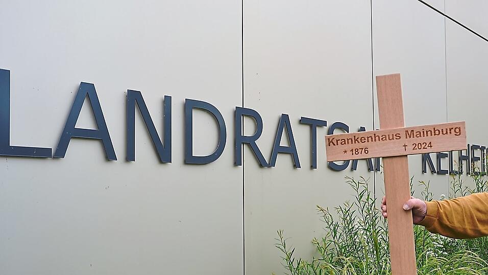 Mit einem Holzkreuz warnte ein Demonstrant im Juni 2024 am Rande der Kreistagssitzung vor dem Ende des Mainburger Krankenhauses. Bald könnte es zu einer Sondersitzung des Plenums kommen.