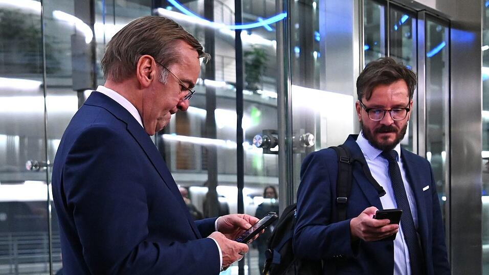 Der Verteidigungsminister musste lange warten.