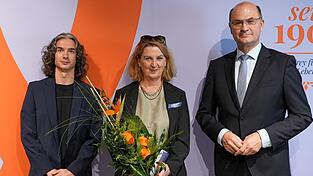 Finanzminister Albert F&uuml;racker l&auml;sst Blumen sprechen, um Caroline und Amran Frey zu gratulieren.