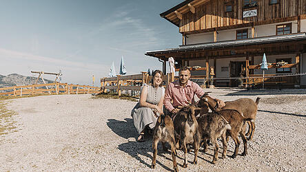 Angelina Gabl und Lukas Kirschner f&uuml;hren das Straubinger Haus.