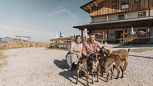 Angelina Gabl und Lukas Kirschner f&uuml;hren das Straubinger Haus.