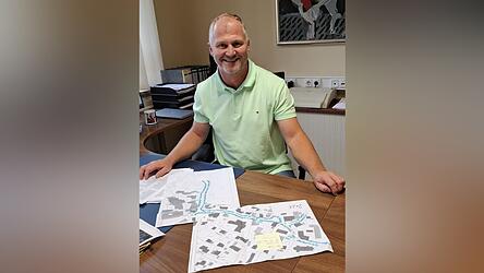 Marktmeister Hans Geiger hat den Plan f&uuml;r den Standmarkt fertig und freut sich auf das j&auml;hrliche Markttreiben im Ort.