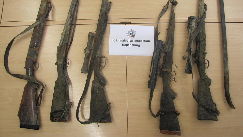 Die Langwaffen befanden sich in einem Tresor, den die Tatverdächtigen in die Donau warfen. 